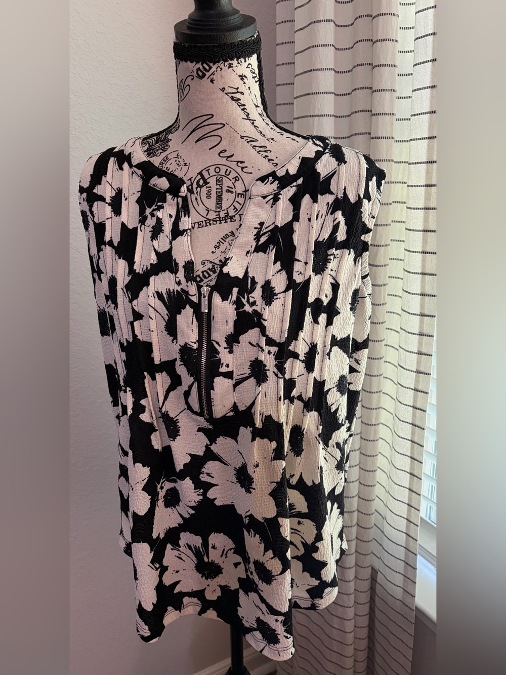 Fred David Black and White Floral Zip-Front Sleeveless Top